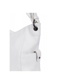Witte leren handtas met een enkele schouderband, voorzien van een zijvak dat met een drukknop is afgesloten en een metalen ringdetail.
