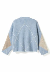 Vaaleansininen neulepaita, jossa on beigejä timantinmuotoisia kuvioita hihoissa ja selässä, sekä joustinneulottu helma ja pyöreä pääntie.