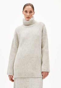 Hellgrauer, gerippter Rollkragenpullover mit lockerer Passform und weiten Ärmeln. Der strukturierte Stoff hat subtile Sprenkel, die das visuelle Interesse erhöhen.