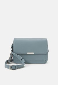 Borsa a tracolla rettangolare blu chiaro con chiusura a pattina e tracolla regolabile su uno sfondo bianco.