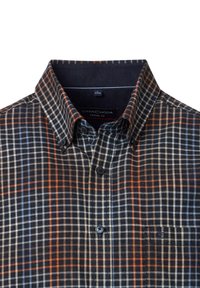 Karierter Hemd in Marineblau, Braun und Orangetönen; Knopfleiste; lässige Passform; mit Kragen und einer Brusttasche mit Logo.