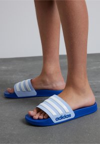 adidas Performance ADILETTE SHOWER - Baseino šlepetės - blue dawn/footwear white/team royal blue