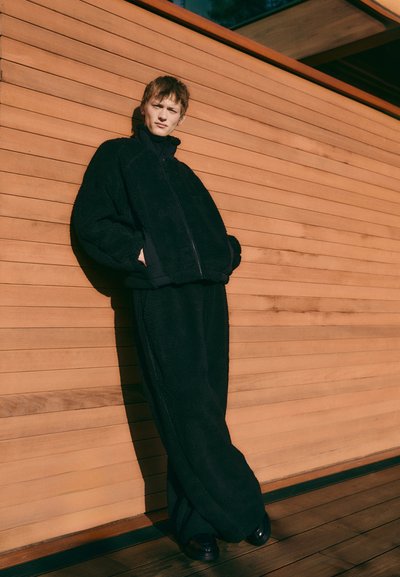 Han Kjøbenhavn WIDE LEG TROUSERS UNISEX - Auduma bikses - black