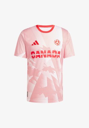 Crvena i bijela majica kratkih rukava s natpisom "KANADA" u podebljanim crvenim slovima, nalazi se točkastim uzorkom i Adidas logom na lijevom ramenu.