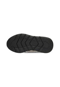 Semelle de chaussure en caoutchouc noir avec un motif texturé comprenant des formes triangulaires et en diamant pour une adhérence et une traction optimales. Design plat et large.