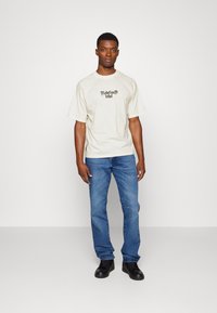 Redefined Rebel T-shirts med print - pristine