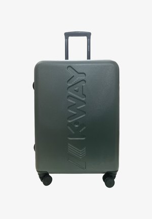 Valigia rigida di colore verde scuro con superficie goffrata, logo "KWAY" in rilievo, manico telescopico e quattro ruote nere per la mobilità.