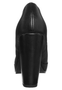Svart högklackad sko med slätt lädermaterial, spetsig tå och en klack i blockformat med en elegant, sömlös design.