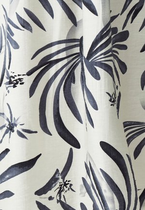 Textil s veľkými tmavomodrými tropickými listami a kvetmi na svetlom krémovom pozadí. Hladká textúra s miernym leskom.