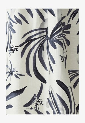 Textil s veľkými tmavomodrými tropickými listami a kvetmi na svetlom krémovom pozadí. Hladká textúra s miernym leskom.