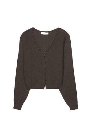 Brauner Strickcardigan mit V-Ausschnitt und langen Ärmeln. Vorderseite mit kontrastierenden Knöpfen zum Schließen. Kurz geschnittenes Design und gerippte Bündchen.