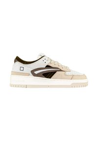 Scarpa sportiva beige e bianca realizzata in materiali scamosciati e in pelle, con un design curvo, dettagli testurizzati e una suola piatta in gomma.