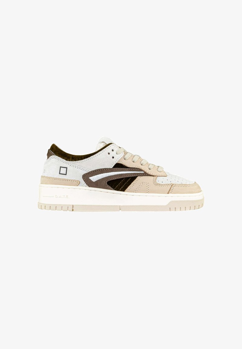 Scarpa sportiva beige e bianca realizzata in materiali scamosciati e in pelle, con un design curvo, dettagli testurizzati e una suola piatta in gomma.