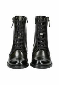 Las botas de cuero negro hasta el tobillo presentan un acabado brillante, cordones en la parte delantera y cremalleras laterales con detalles texturizados y un diseño de punta redonda.