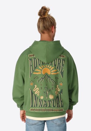 Groene oversized hoodie met een grafische print op de achterkant, met een zon, bergen en gestileerde tekst in geel en beige. Zachte stof.