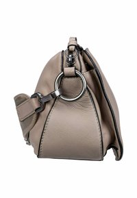 Sac à main en cuir beige de forme arrondie, avec du matériel en argent et des coutures noires contrastantes. Il est doté d'une fermeture éclair sur le dessus et d'un accent de sangle texturée.