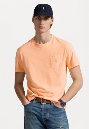 CUSTOM SLIM MINERAL-DYED POCKET T-SHIRT - T-shirt - bas - amber