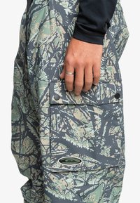 Quiksilver SNOW DOWN CARGO PANT - Calças de snowboard - woodland abstract sea spray