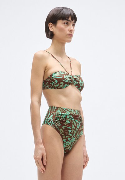 Barna bikini szett csavart elöl kialakítású felsőrésszel és magas derekú alsórésszel, zöld absztrakt mintákkal díszítve és vékony állítható pántokkal.