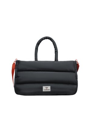  Gepolsterte schwarze Tasche mit gestepptem Muster, doppelten Griffen und einem abnehmbaren orangefarbenen Riemen. Mit einem Logopatch auf der Vorderseite.