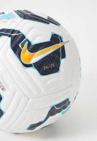 Nike Performance ACADEMY PLUS UNISEX - Calcio - white/blackened blue/hyper crimson