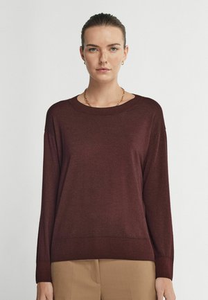 Bordeaux strikket sweater med rund halsudskæring, lange ærmer, ribbet kant og en afslappet pasform. Glat tekstur uden synlige mønstre eller hardware.