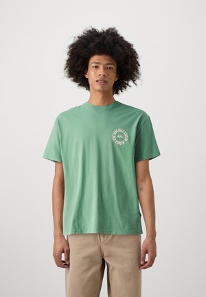 Quiksilver NO WATER SUCKS  - Majica kratkih rukava s printom - frosty spruce