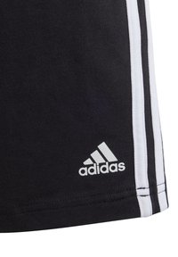 Pantalones cortos deportivos negros con rayas blancas a los lados, fabricados en tejido suave, y con un pequeño logo blanco de Adidas en el dobladillo.