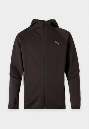 Czarna bluza z kapturem na zamek błyskawiczny i długimi rękawami oraz małym logo Puma na lewej piersi, pokazana na jednolitym jasnym tle.