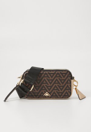 Sac à main synthétique à motif géométrique marron avec une sangle noire, quincaillerie dorée, fermeture éclair et un petit accent triangulaire.
