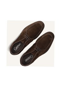 Bruine suède schoenen met een glad oppervlak, ronde neus en decoratieve stiksels. Beschikt over veters en een merkinsole.