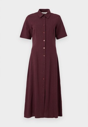 Bordowa sukienka na guziki z krótkimi rękawami, kołnierzykiem i pełną długością spódnicy, charakteryzująca się prostą sylwetką i gładką teksturą materiału.