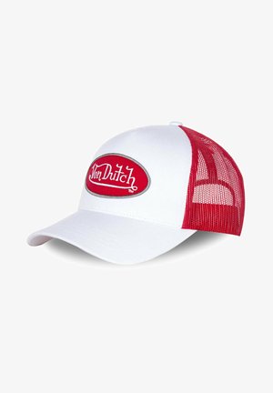 Casquette de camionneur blanche avec des côtés en maille rouge, arborant un écusson ovale rouge central avec "Von Dutch" en écriture blanche. La visière est légèrement courbée.