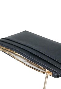 Portafoglio in pelle nera con texture, dettaglio della cerniera dorata, dotato di più scomparti e un profilo sottile.