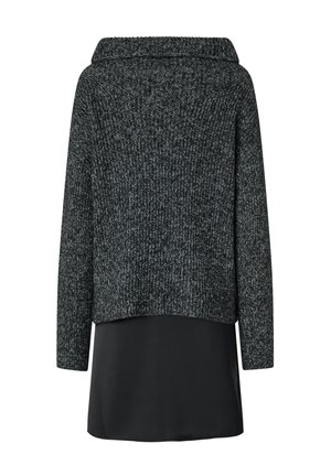 Maglione grigio scuro a maglia con colletto ampio, texture a coste e vestibilità ampia. Abbinato a uno strato sottostante nero e liscio che si estende sotto il maglione.