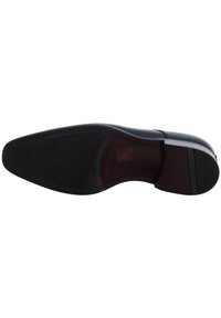 Semelle de chaussure en cuir noir avec une forme pointue, texture lisse et accents marron. Présente une semelle intérieure à motifs et des coutures bleues contrastées.