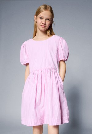 STRIPED COTTON SEERSUCKER DRESS - Freizeitkleid - laguna pink/white