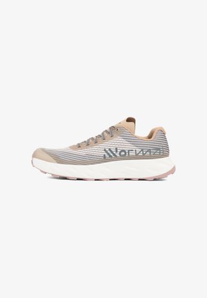 Leichte Laufschuhe mit einem beige-grauen Mesh-Obermaterial, kontrastierenden Schnürsenkeln und einer weißen Zwischensohle, die von einer pinkfarbenen Außensohle akzentuiert wird.