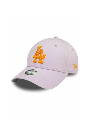 Cappellino da baseball lilla con logo ricamato arancione "LA" sul davanti, visiera curva e etichetta New Era sul lato.