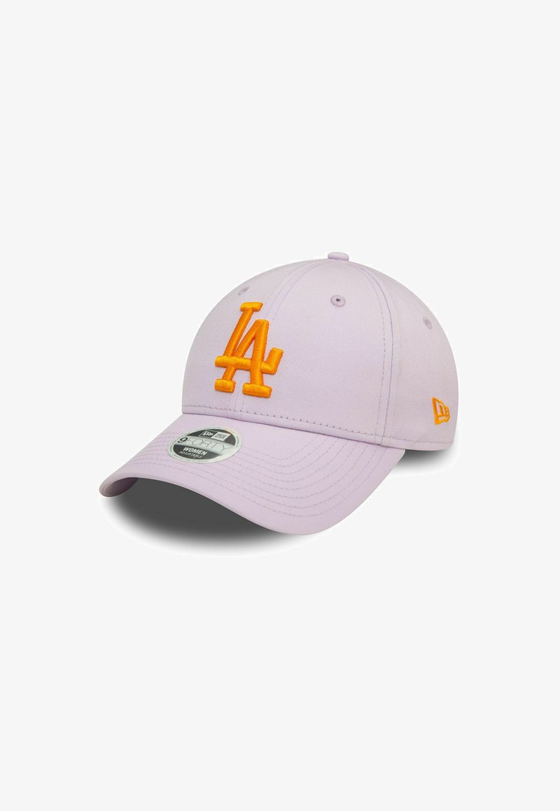Cappellino da baseball lilla con logo ricamato arancione "LA" sul davanti, visiera curva e etichetta New Era sul lato.