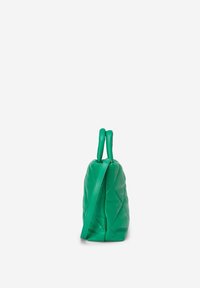 Groene gestikte leren handtas met dubbele bovenhandvatten en een verstelbare schouderband, met een gladde textuur en een gestructureerde vorm.