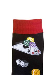 Mustat sukat, joissa on punainen resori, koristeltu pokeripöydällä, nopilla ja värikkäillä pokerichipeillä vihreässä, keltaisessa ja violetissa.