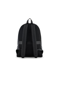 Zaino nero con parte superiore arrotondata, tessuto a rete, spallacci regolabili e fondo piatto con dettagli laterali. Design minimalista.