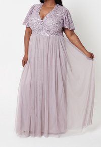 Lavendelmaxiklänning med en åtsittande paljettliv, veckade ärmar och ett flödande tyllkjol, med en djup V-ringning.