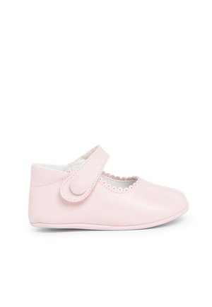 Rosa Leder-Babyschuh mit runder Zehenpartie, gewelltem Besatz entlang der Öffnung und einer runden Knopfverschlüsse an der Seite. Glatte Textur.