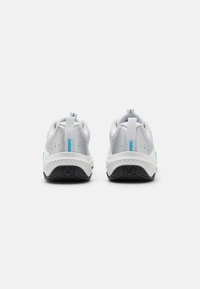 Under Armour DYNAMIC SELECT - Chaussures fitness - white/metallic silver/capri