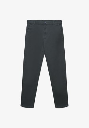 Ciemnoszare bawełniane chinosy o prostym kroju nogawki, z przednimi kieszeniami i pojedynczym zapięciem na guzik w talii. Gładka faktura, minimalna ilość detali.