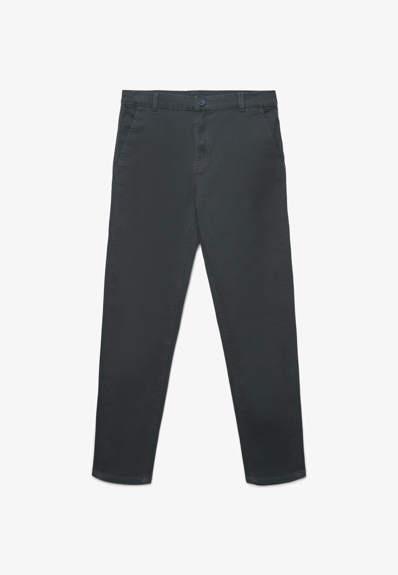 Chinos in cotone grigio scuro con design a gamba dritta, tasche anteriori e chiusura a singolo bottone in vita. Texture liscia, dettagli minimi.