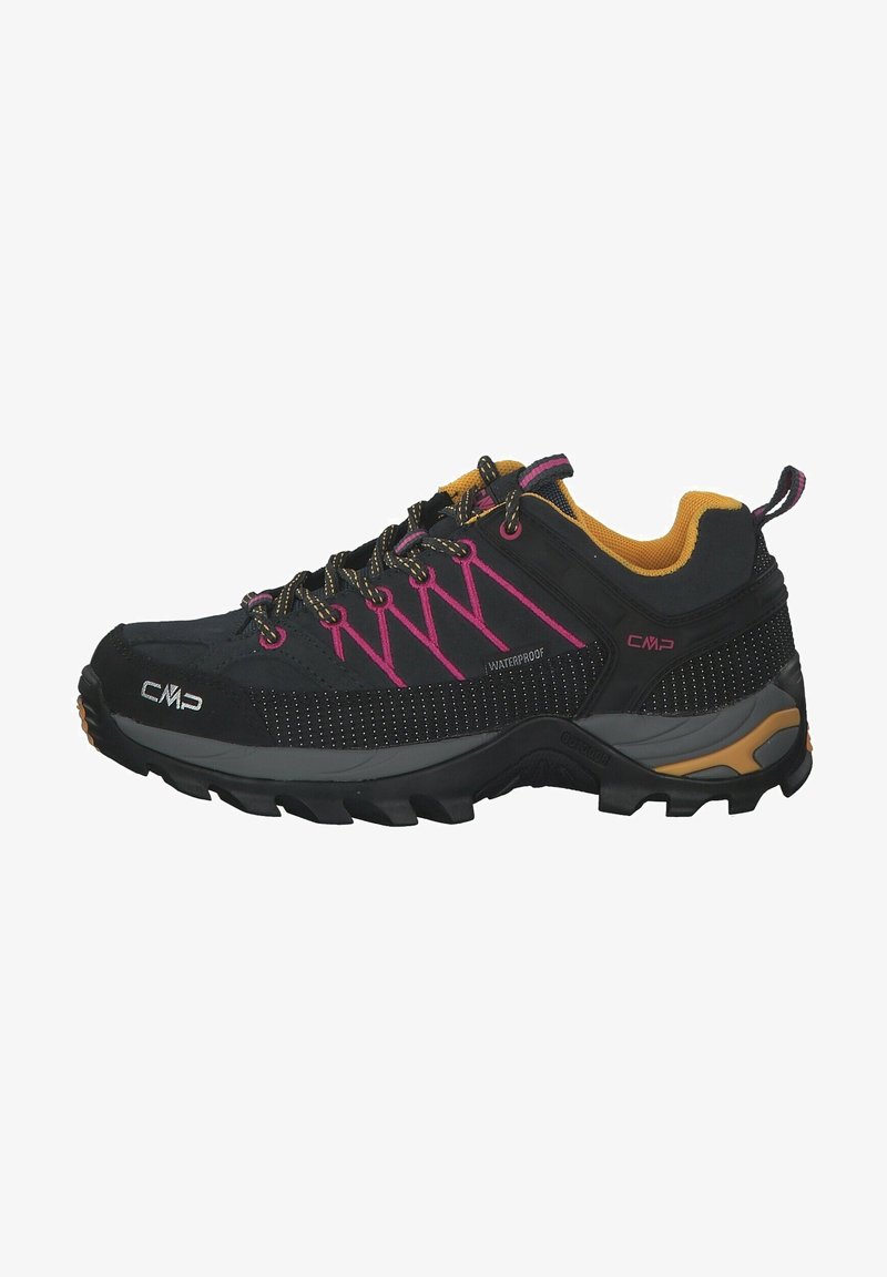 Chaussure de randonnée noire imperméable avec des accents roses, semelle robuste, doublure intérieure jaune et logo CMP sur le côté et l'orteil.