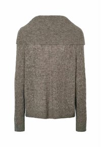 Pull marron tricoté avec un large col plié et un motif torsadé, vu de dos avec des manches longues.
